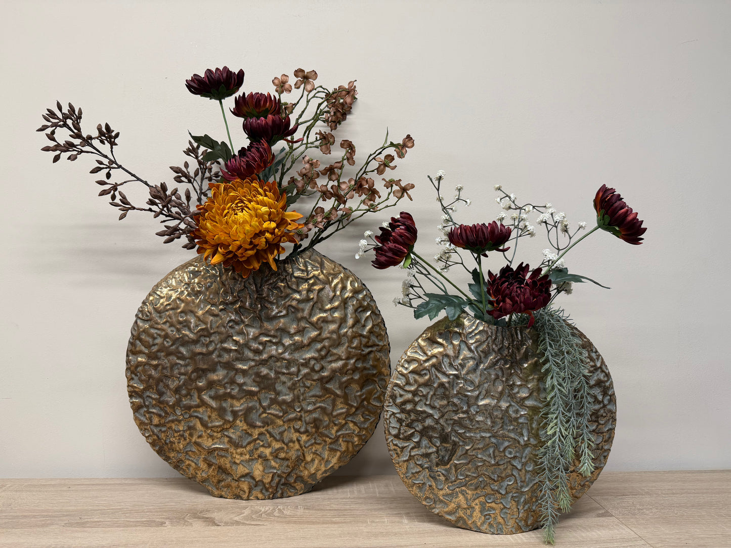 Gouden vazen met zijden bloemen