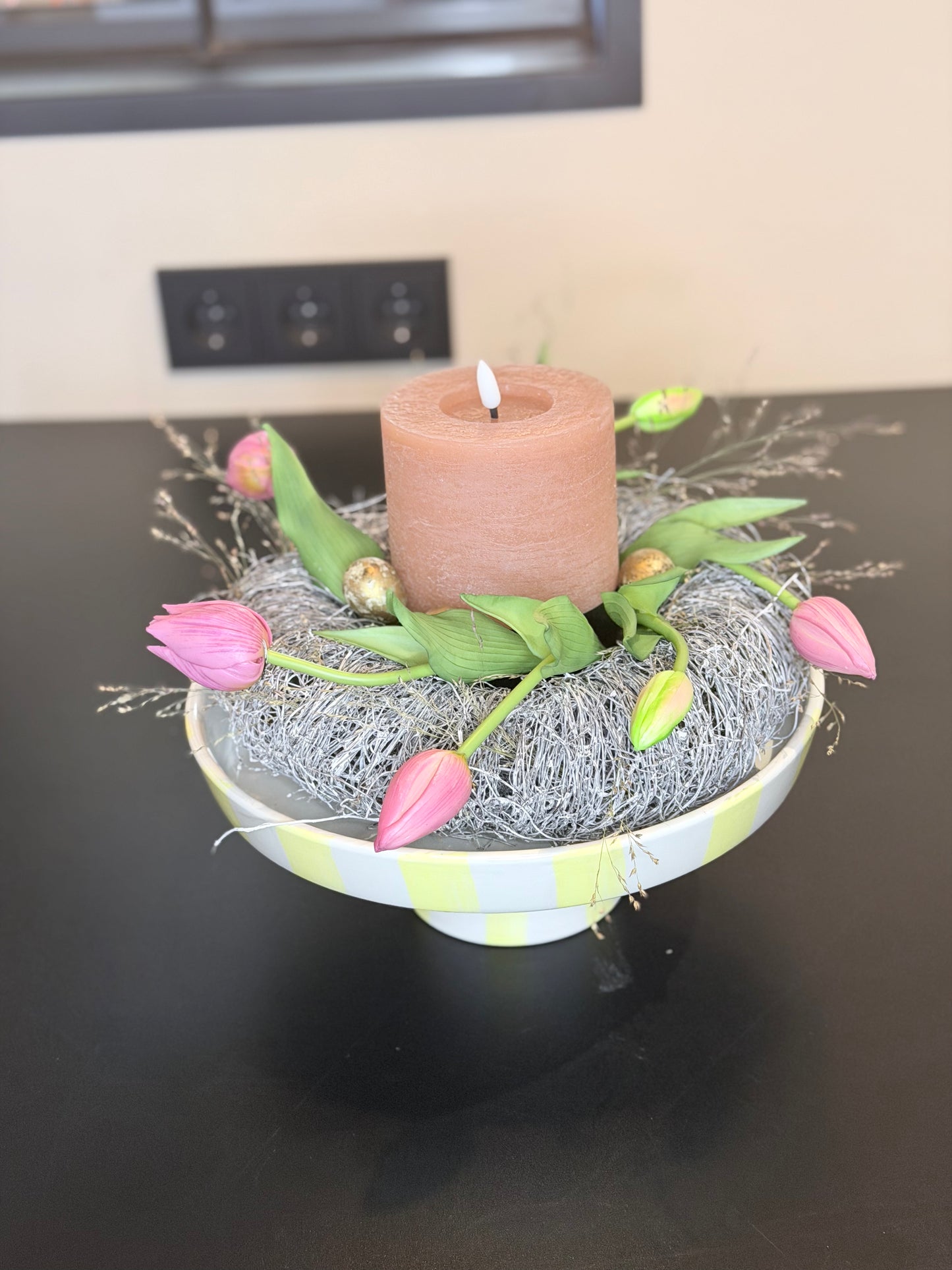 Voorjaarskrans met tulpen & kaars