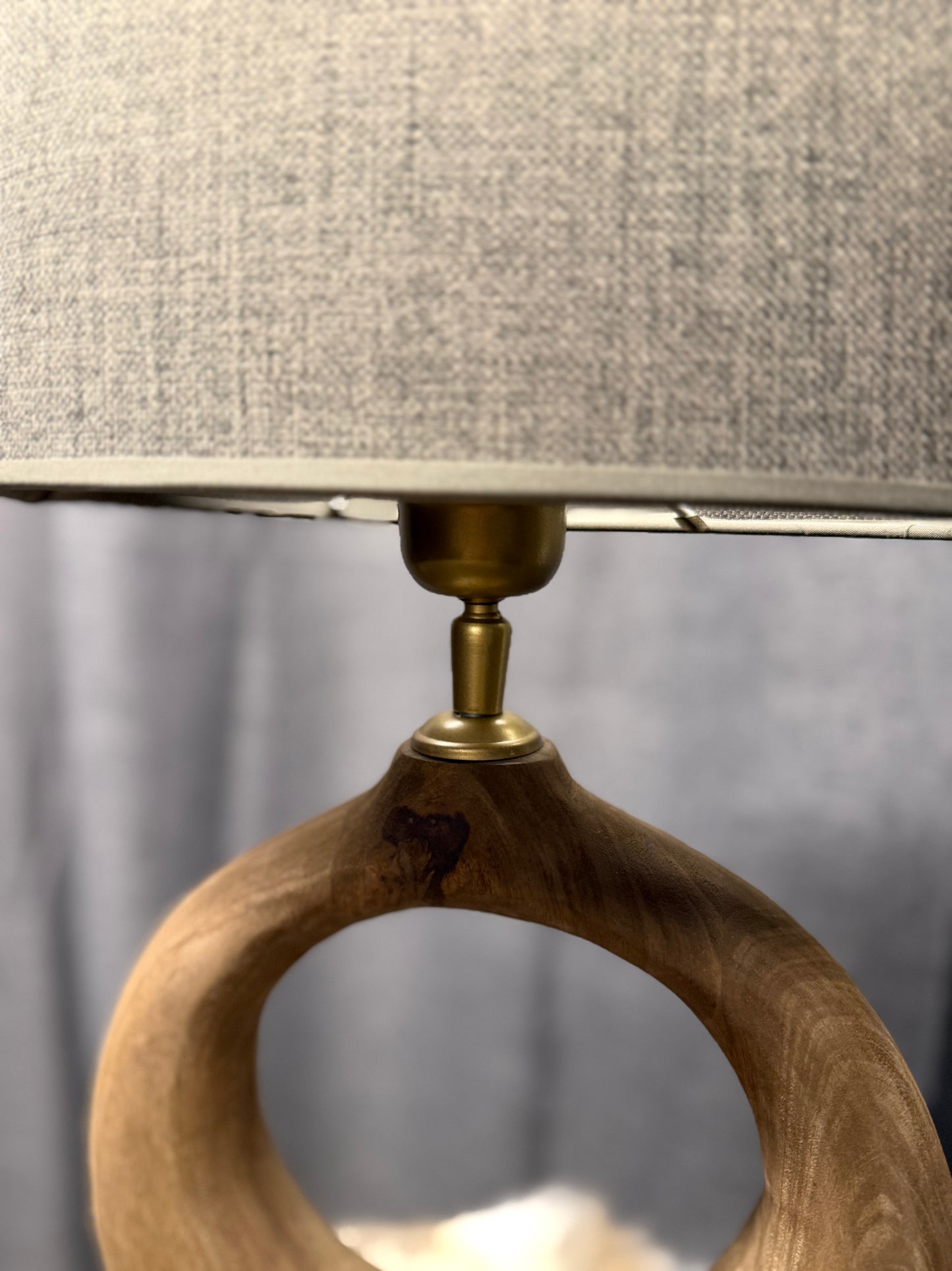 Landelijke lamp met lampenkap en gouden details (dimbaar)