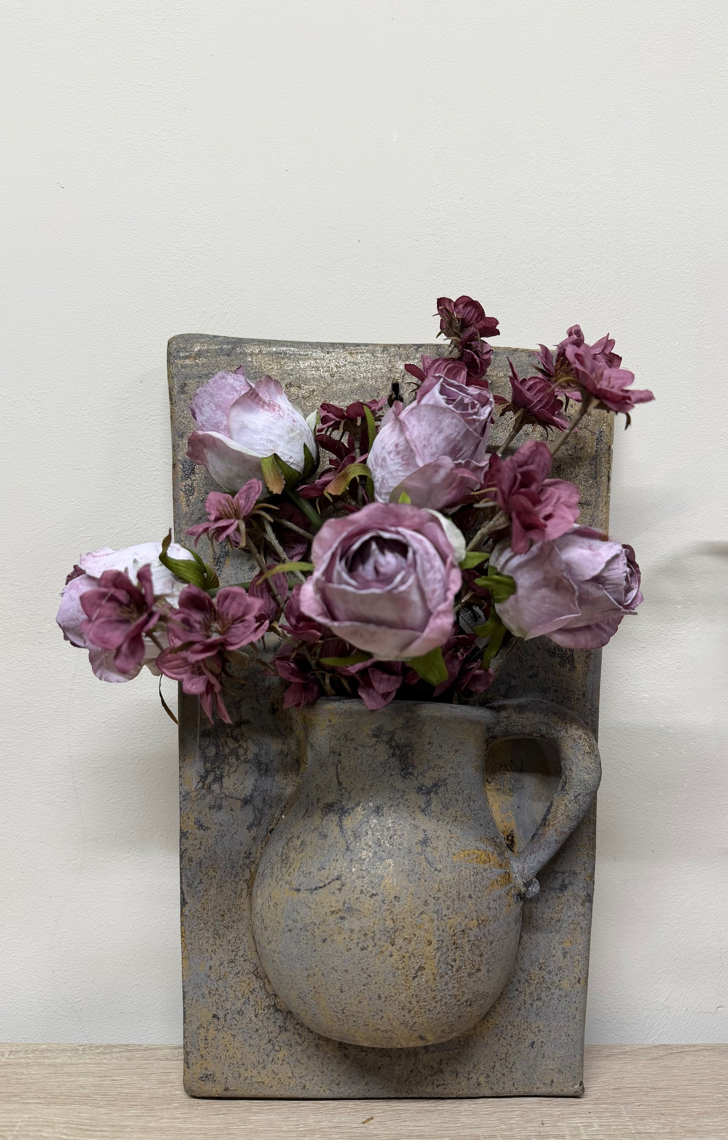 Stenen schilderij met vaas