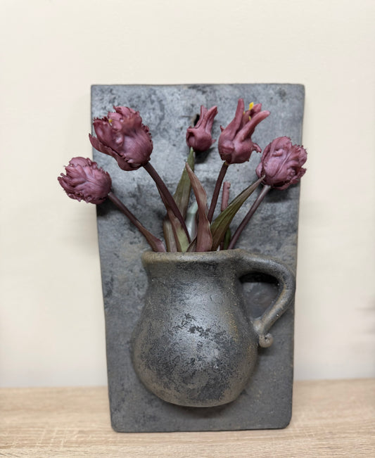 Stenen schilderij met vaas