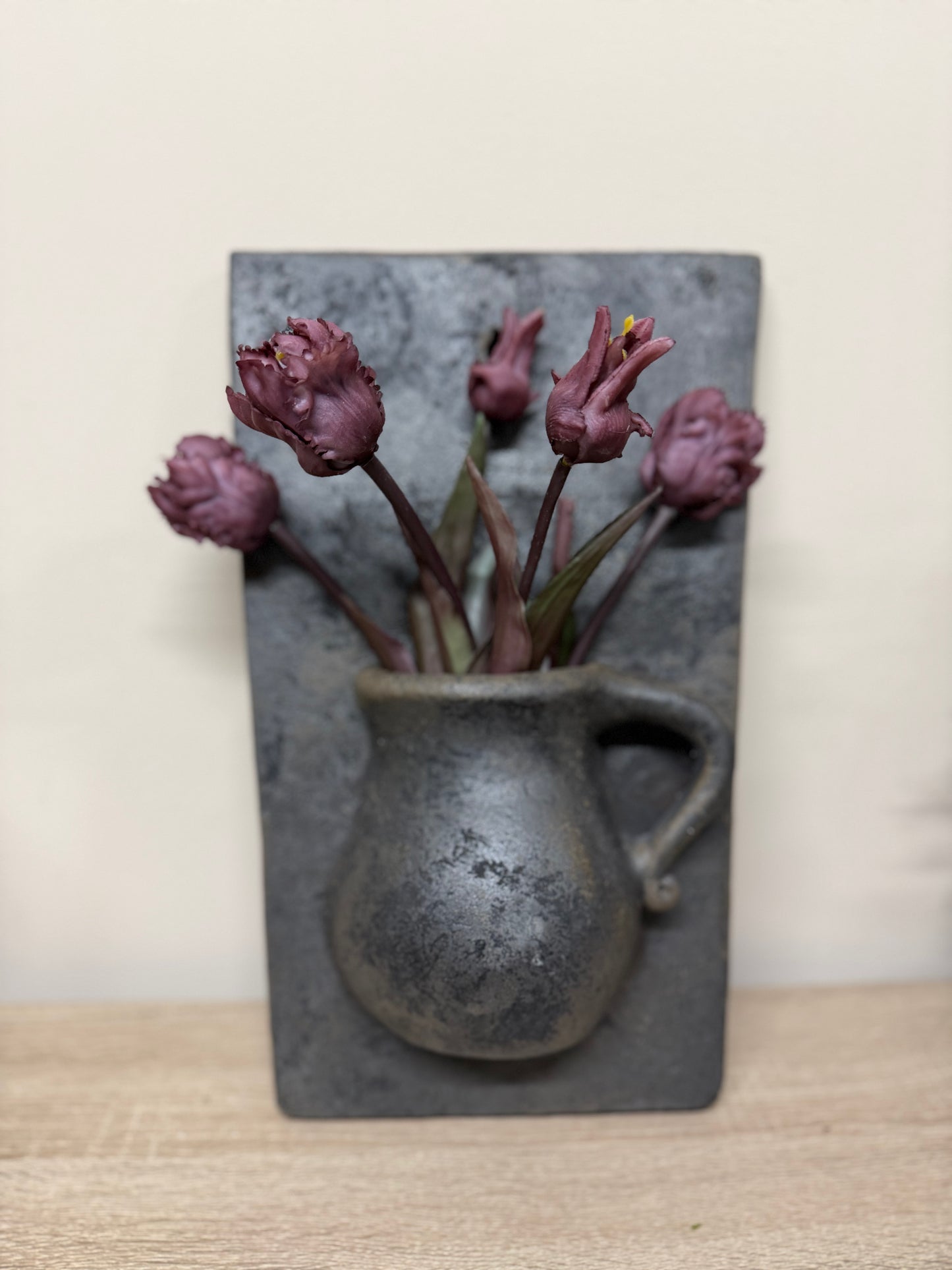 Stenen schilderij met vaas