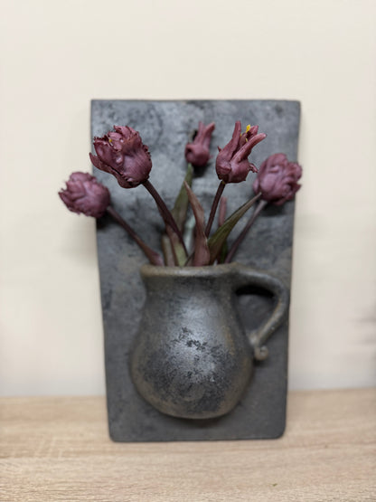 Stenen schilderij met vaas