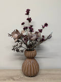 Keramische vaas met zijden bloemen