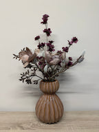 Keramische vaas met zijden bloemen