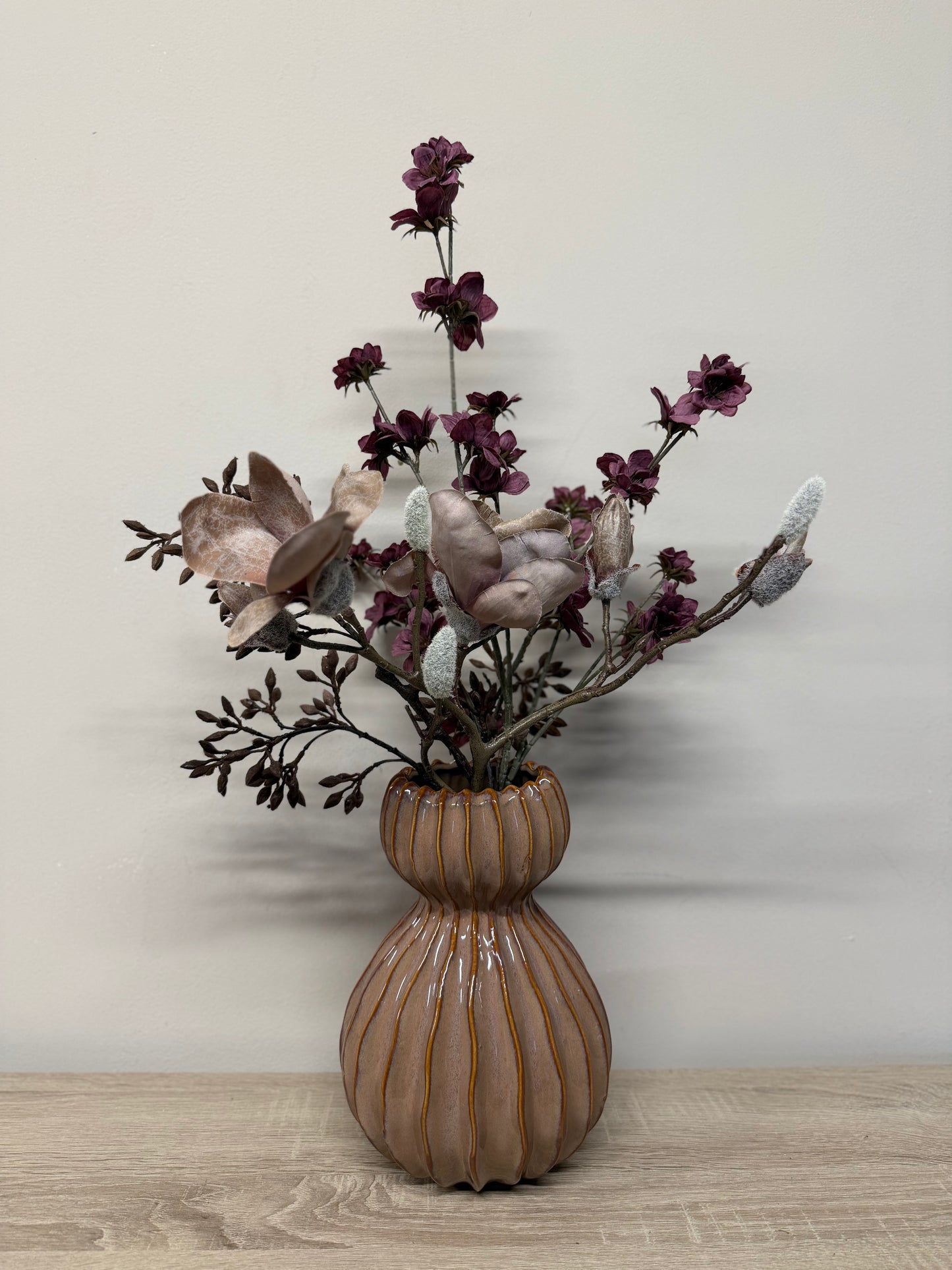 Keramische vaas met zijden bloemen