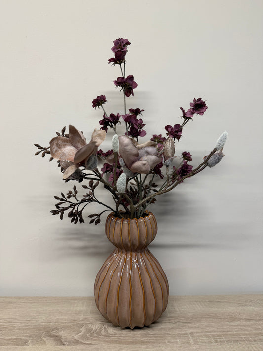 Keramische vaas met zijden bloemen