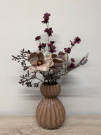 Keramische vaas met zijden bloemen