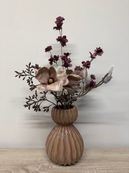 Keramische vaas met zijden bloemen