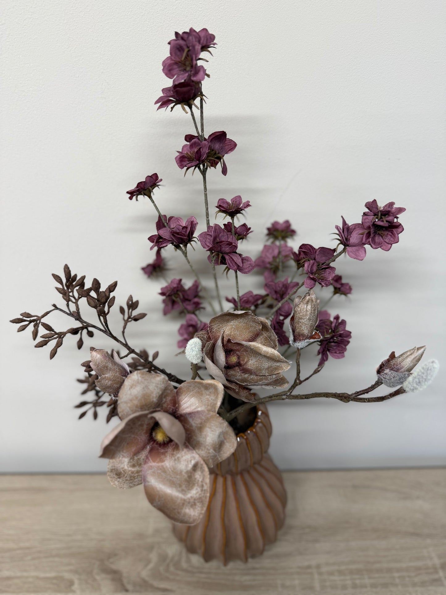 Keramische vaas met zijden bloemen