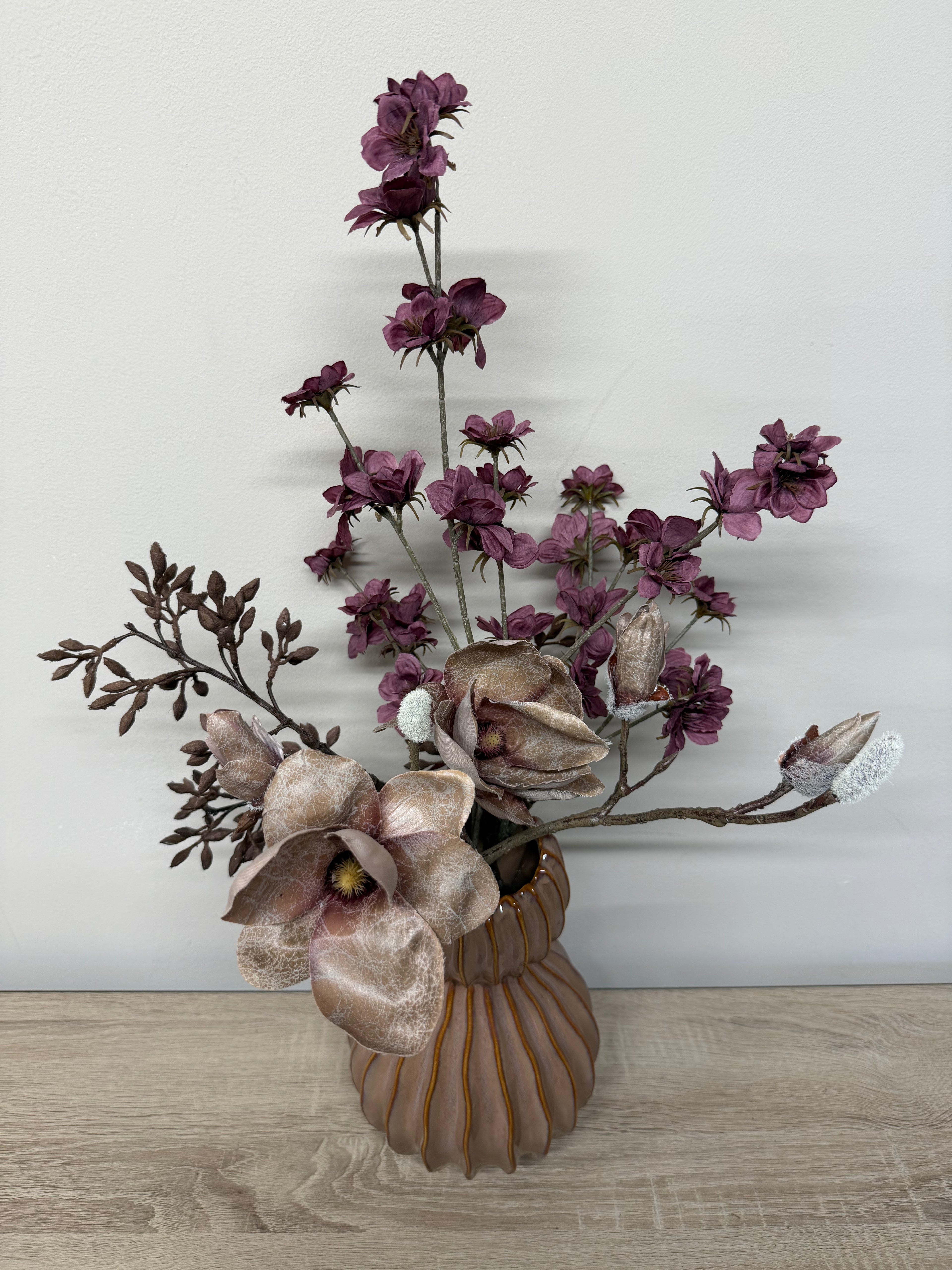 Keramische vaas met zijden bloemen