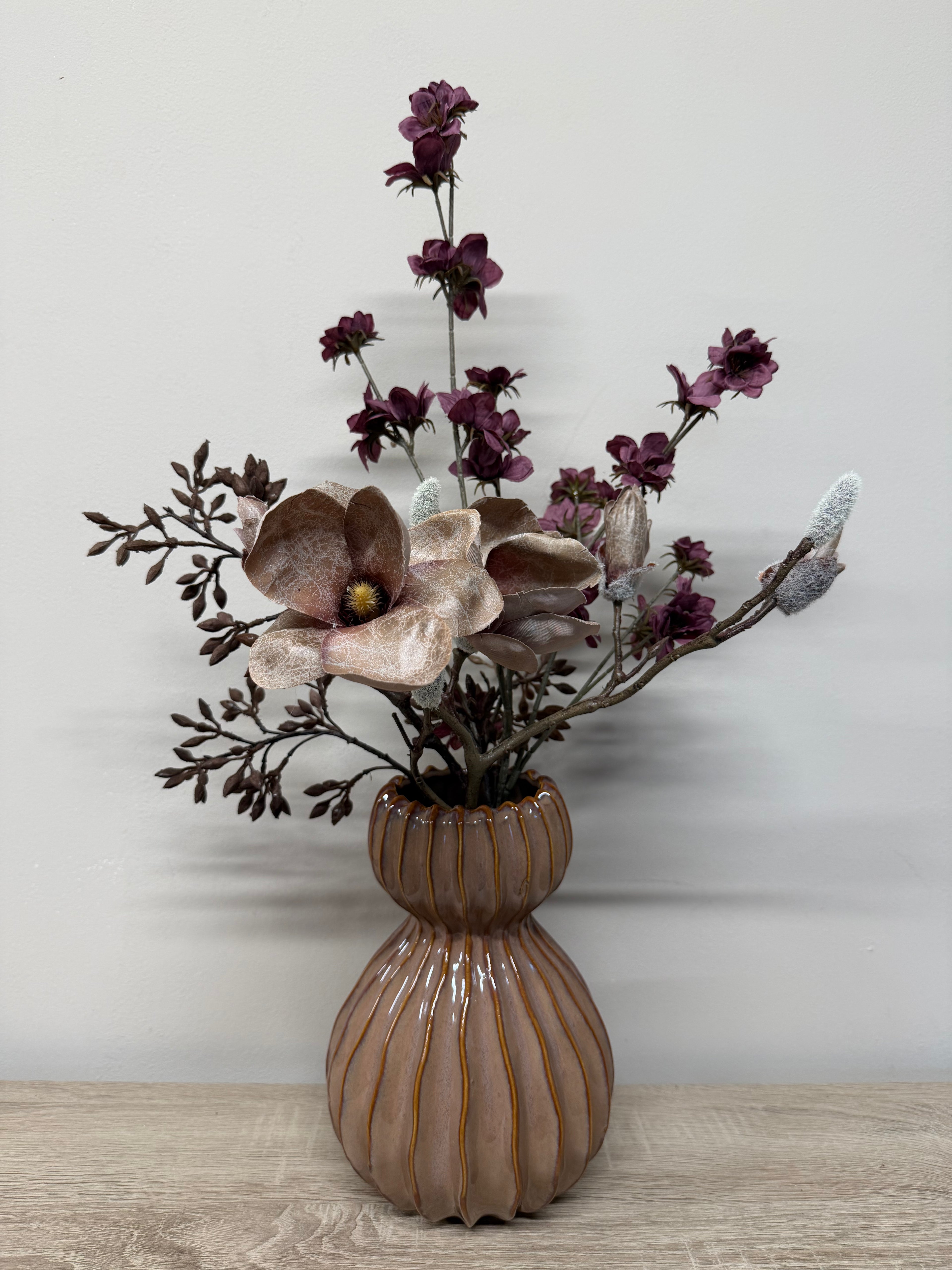 Keramische vaas met zijden bloemen