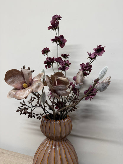 Keramische vaas met zijden bloemen