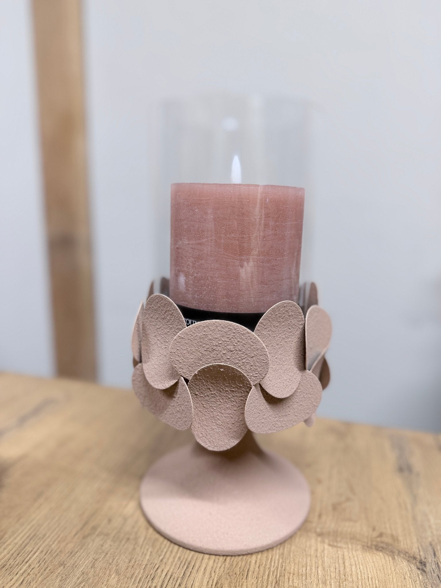 Stijlvolle kandelaar op voet met led kaars - DYNA WOONDECORATIE